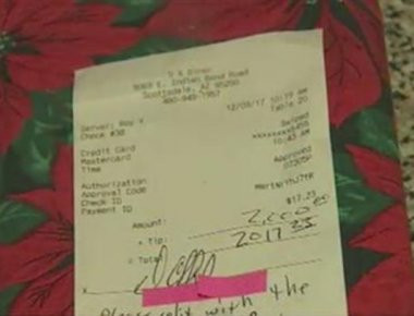 Οι σερβιτόροι έμειναν με το στόμα ανοιχτό, όταν... είδαν τι φιλοδώρημα τους άφησε (βίντεο)